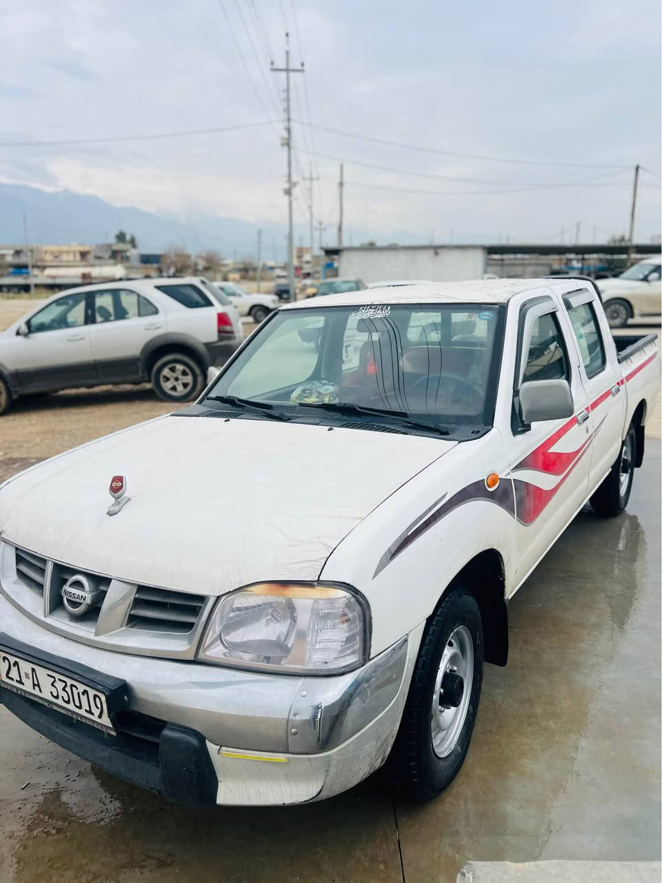 سەرەتا بەناوی خوا نیسان مۆدێل 2007سەنەوی تازەیە تا 2030بەناو خۆمانەوە تاقم تایەو ویلی لۆکە سەیاەەکە قرچو داعمو کرانەوویشی نیە زۆر تازەو پاکە ماڵی دۆسە تەبریت ساردو گەرم مەزبوتە  تەقەو ڕەقەی نیە بەس بۆیاخی هەیە لەسور قاقی وەک داعمولێدراو کرانەوەو پارچە ڕەشو ئەوانوی نیە گۆڕی نەوویآ دەکەم نەشتێک بەدڵم بێ شوێن سەیسادق 
*********** حلبجة, السليمانية
