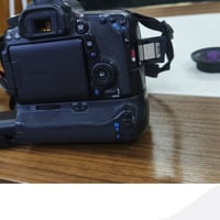 كانون D70 نضيفه كلش ومداخله صيانه ابد مع ملحقاتها شاحنه دبل بطاريه كرب...