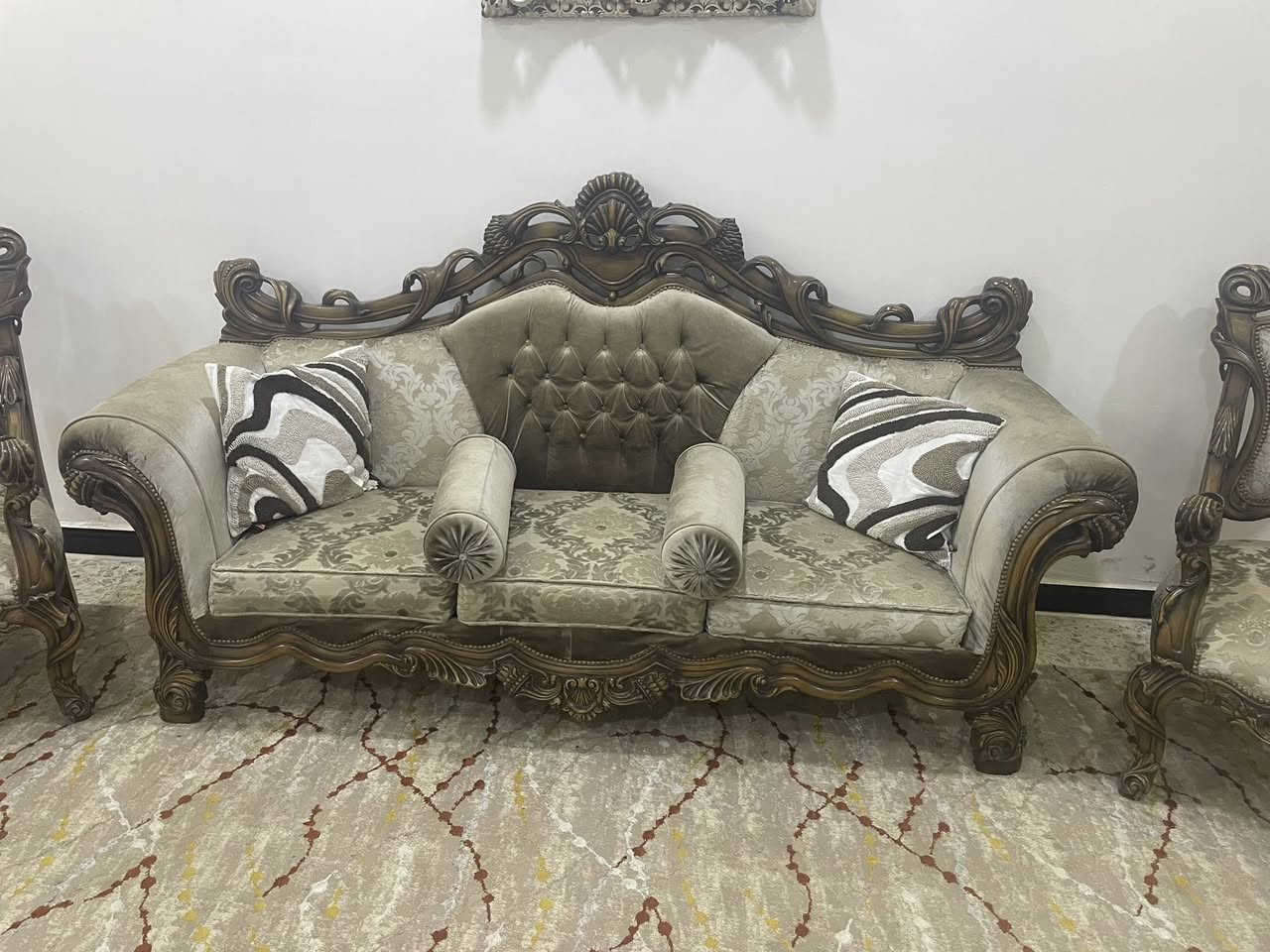 السلام عليكم عندي قنفات رئاسي9مقاعد وياه 3طبلات تركي اصلي اني جبته وياي من تركيا نضيف كلش السعر مليون 100 العلون البياع شرطه الخامسه ***********
