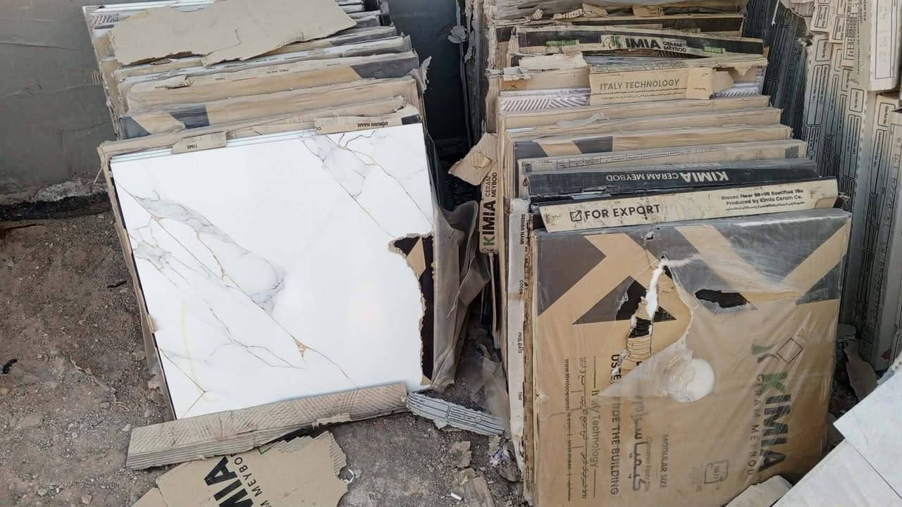 السلام عليكم مكلف بلنشر  يوجد بايات درج بيه ومرايه
العدد 200 بايه ويوجد بورسلين 35 متر 
***********
