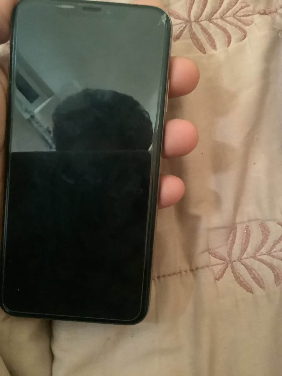 سلام عليكم
ايفون XSMAX 
مبايل جديد فقط ضهر فطر و شاشه بيها فطر ما مأثره فطر بسيط ذاكره ٢٥٦ بطاريه 82
فيس ايدي واكف و سعر جدا مناسب للتواصل ***********
