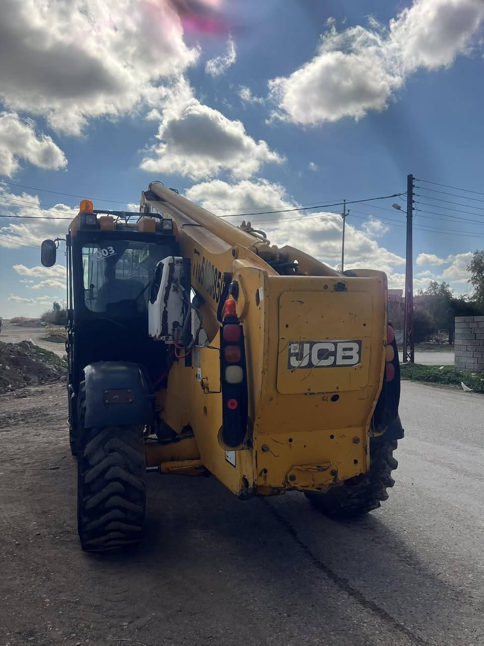 رافعه موديل 2003 شكل حديث استراد 14متر رقم اربيل جديد بسمي محرك سوبر شفل جاهز بدون نقص ***********
