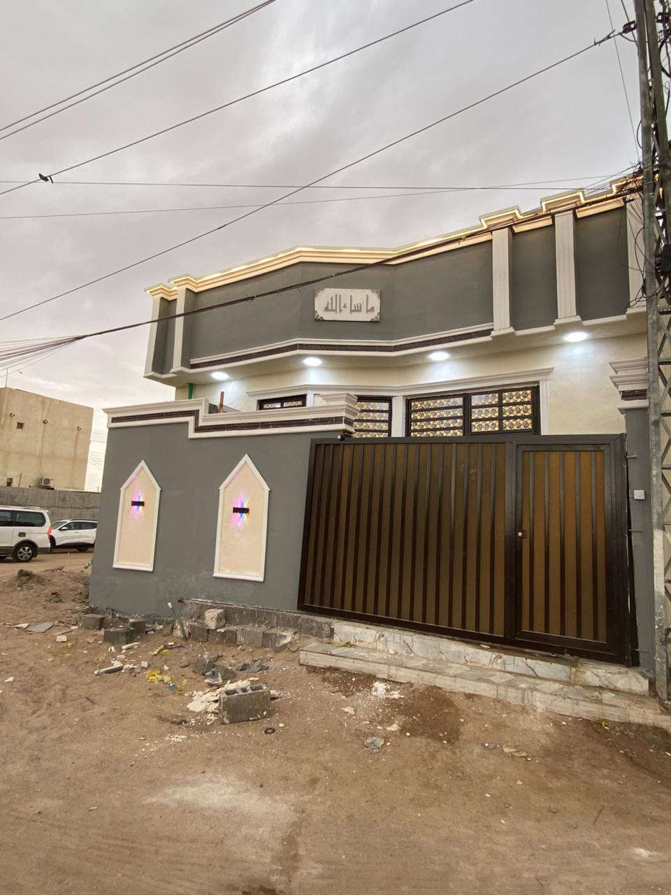 البيت للبيع المساحه 100 متر البناء ابلوك كونكريت يحتوي على غرفتين وهول وصاله استقبال ومطبخ ومناور وصحيات  داخليه وخارجيه  وطارمه البيت ركن

هاتف ***********
