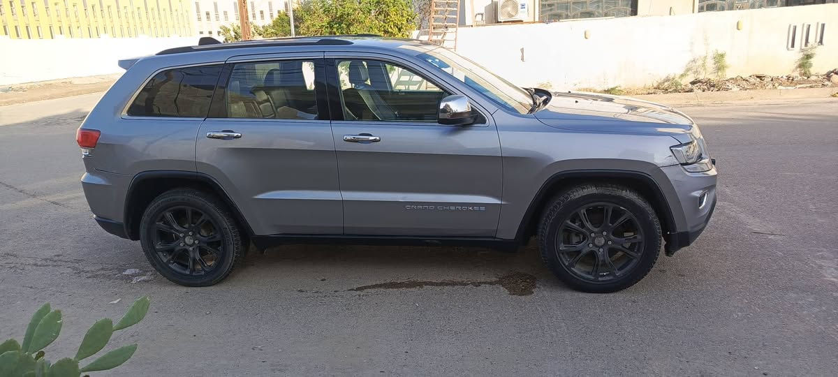 السلام عليكم .
جيب لاريدو 2014 كلين بدون ظرر بدون صبغ.

بالعراق صار بيها ربع جاملغ امامي صبغ فقط .
كشنات جلد 
گير ماوس 
ويل كروم 
كاميرا 
تحكمات ستيرن 

السعر 195 ورقه .

***********/غير متواجد على الفيس .
