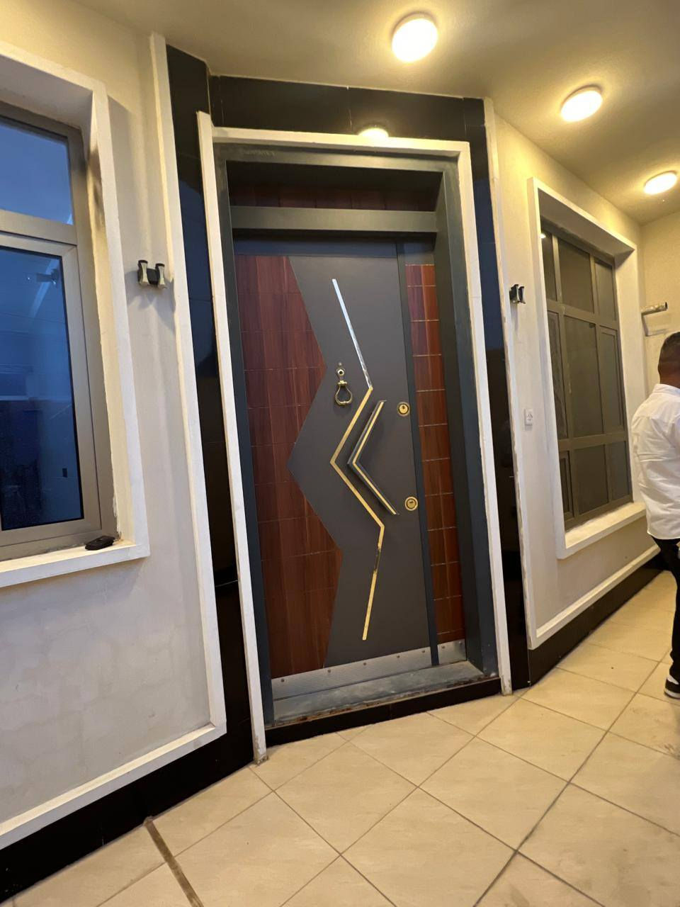 دار ٧٥م طابقين الأرضي خدمات والطابق الأول ٢نوم مربع الهياكل مقابل السيديه قريب على السريع مقابل شركة لكزز شارع العلوه مطلوب عائله صغيره مرتبه موظف م الصفا للعقار ابو ايهاب هاتف *********** السيديه
