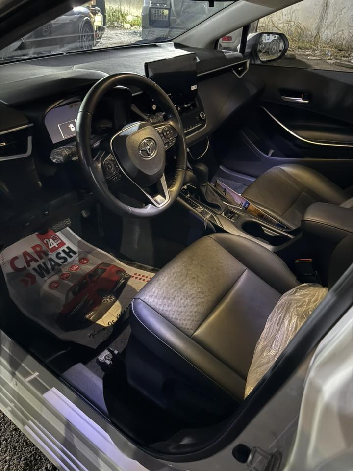 سلام وعليكم 🔥
للبيع كورلا هايبرد 2025
ب اسمي تحويل ثاني يوم 🔥
السعر149 
المحرك 1.8 لتر 4 سلندر (هايبرد بنزين + كهرباء)
قوة المحرك تقريبا 138 حصان
ناقل حركة اوتوماتيك E-CVT
نظام دفع أمامي FWD 
.

المواصفات 🔥
.سلايت 
• شاشة لمس مع بلوتوث و Apple CarPlay
• تشغيل بصمة وزر ستارت
• كاميرا خلفية
• حساسات ركن خلفية
• مثبت سرعة (Cruise Control)
• تحكم بالدركسون
• مكيف أوتوماتيك + فتحات تبريد خلفية
• مرايا كهرباء مع إشارات
• زجاج كهرباء
• نظام صوتي سماعات متعددة
• مدخل USB و AUX
السياره ماشيه 13  
للاستفسار (***********)
السعر149 
 مكاني بغداد (شارع فلسطين )او بسمايه
