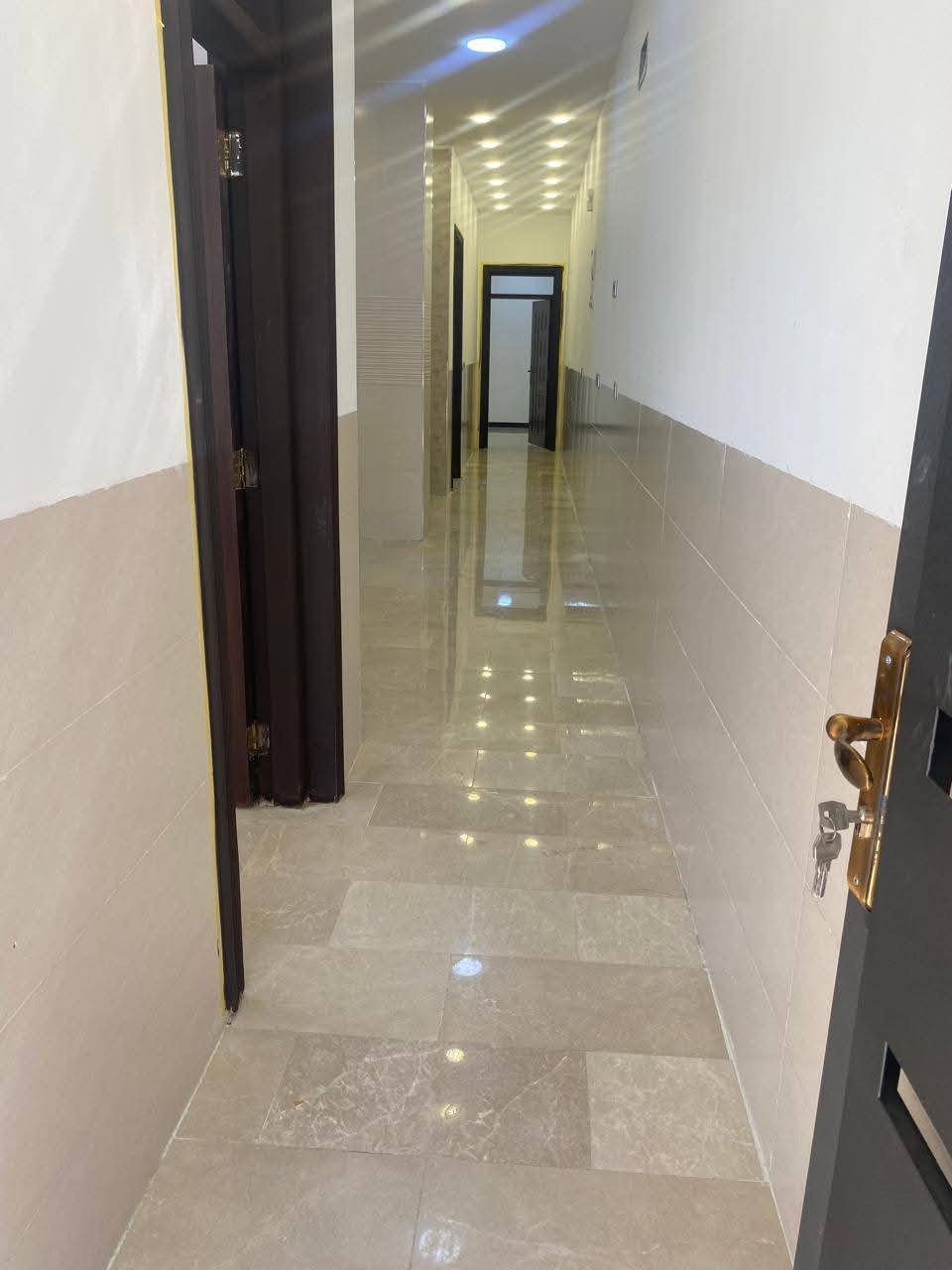 سعر بناء المتر ٣٥٠ الف دينار عراقي تسليم مفتاح بالكامل عرض لفتره محدودة
١-تهيئة وفرش طبقة من السبيس الخالي من الشوائب او الجلمود، عند الحاجة يتم حدل الارض بحادلة ٢٠ طن للوصول الى المستوى المطلوب.
٢- رش الارض بالمبيد الحشري الجرثومي عالي الفعالية وحسب المواصفات.
٣-تأسيس شبكة مجاري ٤ انج نوع الامل الشريف مصري المنشأ، مسلح ثلاث طبقات.
٤-عمل قالب الخشب وتسليح ونشر حصيرة حديد  ٣٠ سم مع اضافة جسور بابعاد الاتاري ٢٥ سم بينهم وباقطار حديد نصف انج مع شيش قياس ٥ نوع  سوبر او FF حسب المساحة.
٥-صب الاساس اسمنت مقاوم خلطة (C30)  بأرتفاع ٤٠سم.
٦-صب البتلو بأرتفاع ١٥ سم.
٧-البناء يكون بالطابوق الابيض  الجمهوري.
٨-صب السقف نشر (20)سم + الجسور ومواصفات الطابق الثاني  والبيتونة نفس القياسات المذكورة
٩-بناء الستارة ٤ انج زائد أعمدة.
١٠-تأسيس شبكة الماء ايسون الماني او أمل الشريف.
١١-تأسيس الكهرباء نوع سيمنز العقبة الاردني او الفنار .
١٢-أعمال انابيب السبلات والبوكسات لكل الغرف.
١٣-تطبيك الارضية بورسلين .
١٤-تطبيك الحمامات والمطابخ بالسيراميك الايراني.
١٥- أعمال الجص والبورك مساطر بقياسات ٩٠سم  والبورك.
١٦-الواجهة تكون لبخ بالأسمنت وطلس مادة وتركيب الكوبلانات.
١٧-يتكفل صاحب الدار بسحب خط ماء وخط مجاري وخط كهرباء.
١٨-الانارة حسب النوعية الجيدة في السوق.
١٩-الفنتگ و اثاث الصحيات  نوع إيراني درجة أولى.
٢٠-بايات الدرج بورسلين نوعية.
٢١-محجر الدرج ألمنيوم مدور. 
٢٢-الابواب الداخلية شمالية.
٢٣-الشبابيك المنيوم مقطعي نوع صيني.
٢٤-باب الاستقبال قاصة تفصال عراقي.
٢٥-تزفيت السطح وعمل شتايگر.      
٢٦-لبخ الستائر وسقل بالكامل.
٢٧-لايشمل العمل لبخ جوانب الدار.
٢٨- تتكفل الشركة بتنظيف داخل وخارج الدار عند إكمال الاعمال.
٢٩- الشركة المنفذة غير ملزمة بصبغ من الداخل.
٣٠- الشركة ملزمة بنصب بايات خارجية وسط الرصيف.
٣١- يقسم مبلغ كلفة البناء لثمان دفعات.
٣٢- يحق لصاحب الدار تغيير اي فقرة على ان يتحمل صاحب الدار فرق التكلفة.    
اخوكم عمار الشمري ***********
