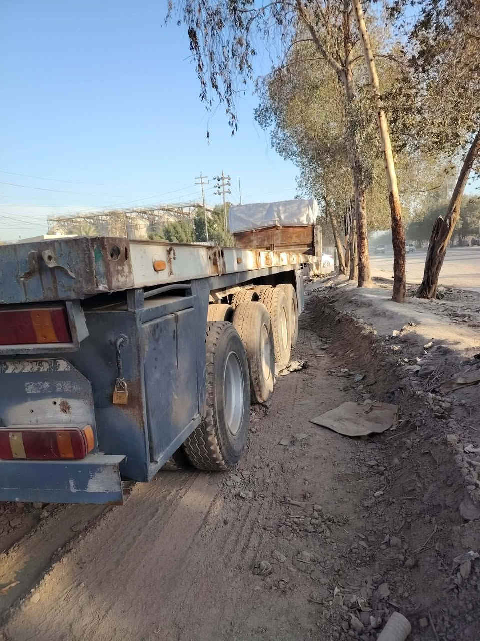 عربانه فلات عمل الجرف مديل ١٨ طول 12.60 تخم تاير 4 دناكير ألماني شريط صيني 60 جاهزه للعمل من صندكه ثلاجه مطبخ جاهزه من كلشي ***********
