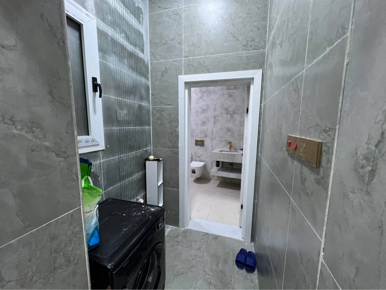 السلام عليكم شقه شبه موثثه للايجار تحتوي علي 
2غرفه نوم 
صاله 
مطبخ 
حمام 
تحتوي ع سبالت عدد 3 
ومطبخ كامل 
ثلاجه 
غساله ملابس 
تخم قنفات 
مجمده 
الشقه اخت الجديده 
السعر 750 
العنوان حي الرضا مجاور جامعه المعقل 
*********** البصرة, العراق
