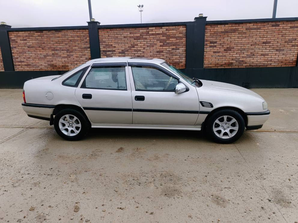 ئۆپڵ ڤیکترا ١٩٩٠
ئاڕم پلاسیک سلێمانی 
ئاڕم ئەوەلیات موس بڕاوە بەشەرت 
مەکینە 16 قایش پان ئەوروپی ببەشەرت بێ دوکەڵ بێ بوخار بێ سەوت کێشو هەڵمەتئکی زۆر تایبەتیهەیە گێڕعادی و کلاج و پاوەر وەک بیلاد نەرمە چوار تایەو ویل کەپی تازەی لەژێرە کامل تاقم پێشو دوای تازە داگیراوە چرکەی تیانیە تەجیل و مکەبەرەی تایبەتە و گەرمیو بەرزو نزم و زینۆن چواری و فڵچەی مەزبوتە دەعمو لێدراوی قورسی نیە دواو پێشی کەپسە 
کامل کورە کراوەو کاڵبونەوەو چاڵو چۆڵ یتیانیە بەرگە کوشن و سوکان ناوەو دەرەوەی دینارێ مەسرەفی تیابوو دوای ترای بیبڕە سەیارەکە زۆر بێ مەسرەفو جوان لۆکە تالێی نەخوڕی نازانی سعری زۆۆۆر گونجاوە 27 گەڵاو کەمێک معامەلە شوێن بازیان 
***********
*********** السليمانية, العراق
