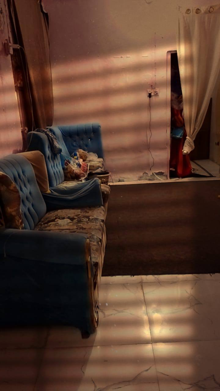 السلام عليكم بيت للبيع في حي الرحمه قرب السوق المسقف المساحة 100متر
البيت يحتوي على سقيفة 
بيه غرفة وصاله واستقبال ومطبخ وصحيات
مثل ما اموضح بل صور: 
السعر 45وبي مجال قليل
الاستفسار رقم الهاتف  ***********
