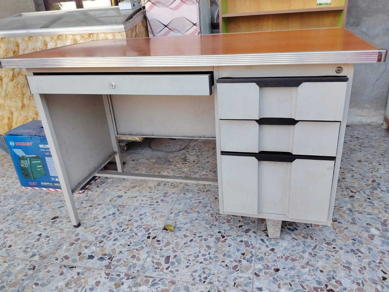 ميز مكتبي + كرسي استخدام قليل سعر 150
قنفه جديده 3 مقاعد سعر 50

رف جديد سعر 50

***********
***********
