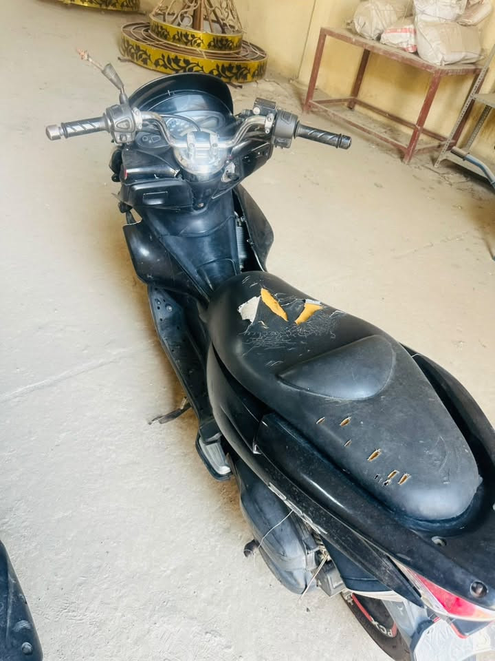 سلام عليكم PCX الجيل الاول 
مكينه 150 للبيع 
عطلهة كهربائيات بس مااعرف شنو عطلهة بالظبط 
سعرهة 600 وبيهة مجال قليل مكاني جميله 
هذا رقمي ***********
