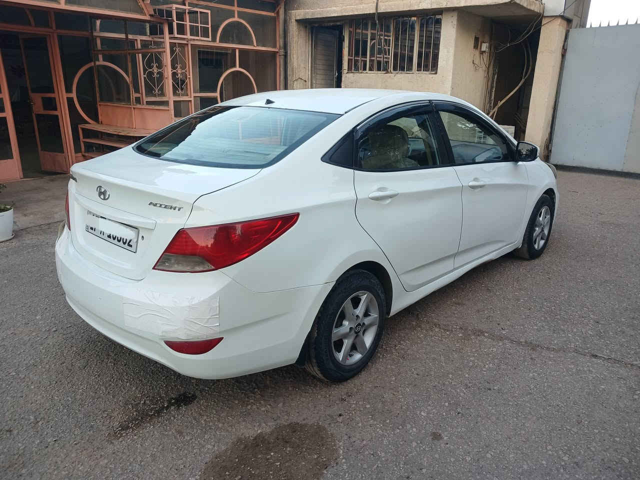 السلام عليكم ...للبيع أكسنت موديل ١٣ رقم مثنى انكليزي  هزة جديدة سنوية لل ٢٩ مداور ثاني يوم ... مصبوغة عام للجمالية بسبب شخوط ودحجات بدون ضربة .بيها مكانات معجون قليلة . مكينة ١٦٠٠ دوش ويل كب  أشاير بالمري شاشة وكامرة وحساسات خلفية حدادية وتايرات وباتري رحمة من الله ....( ملاحظة المكينة والكير والتبريد شواصي و لغود  والحوض والعيب الشرعي والاصوليات مكفولات )  السيارة جاهزة مابيها نقص السعر ٨٥  وبيها مجال  مكاني النجف للاستفسار الاتصال على الرقم ( *********** )
