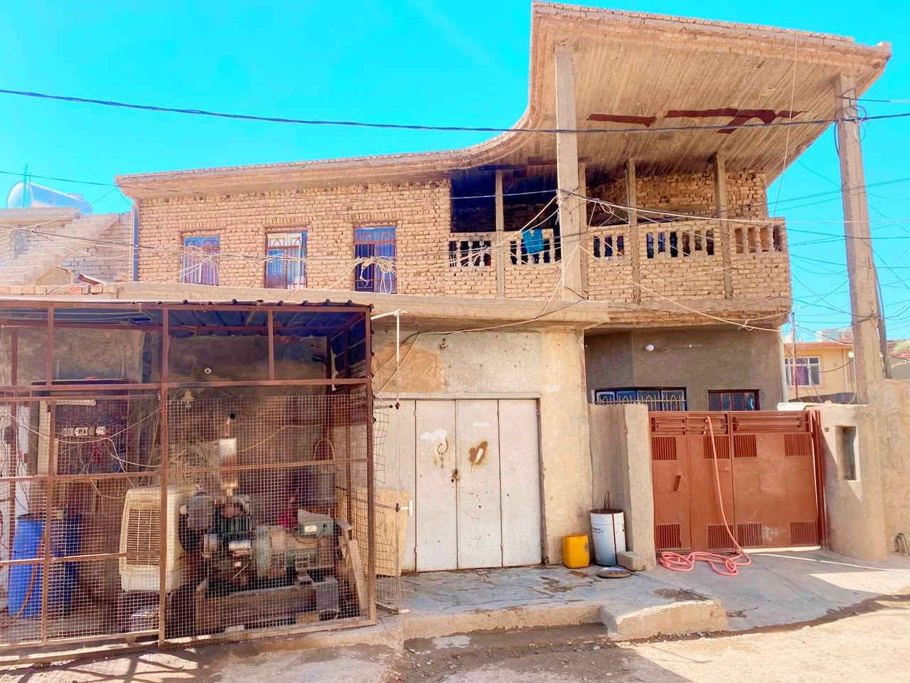 بيت للبيع في منطقة القلعة قريب من النهر
المساحة: 275 
طابقين ٤ غرف نوم بناء تسعينات
للأستفسار: *********** مكتب النور للعقار

