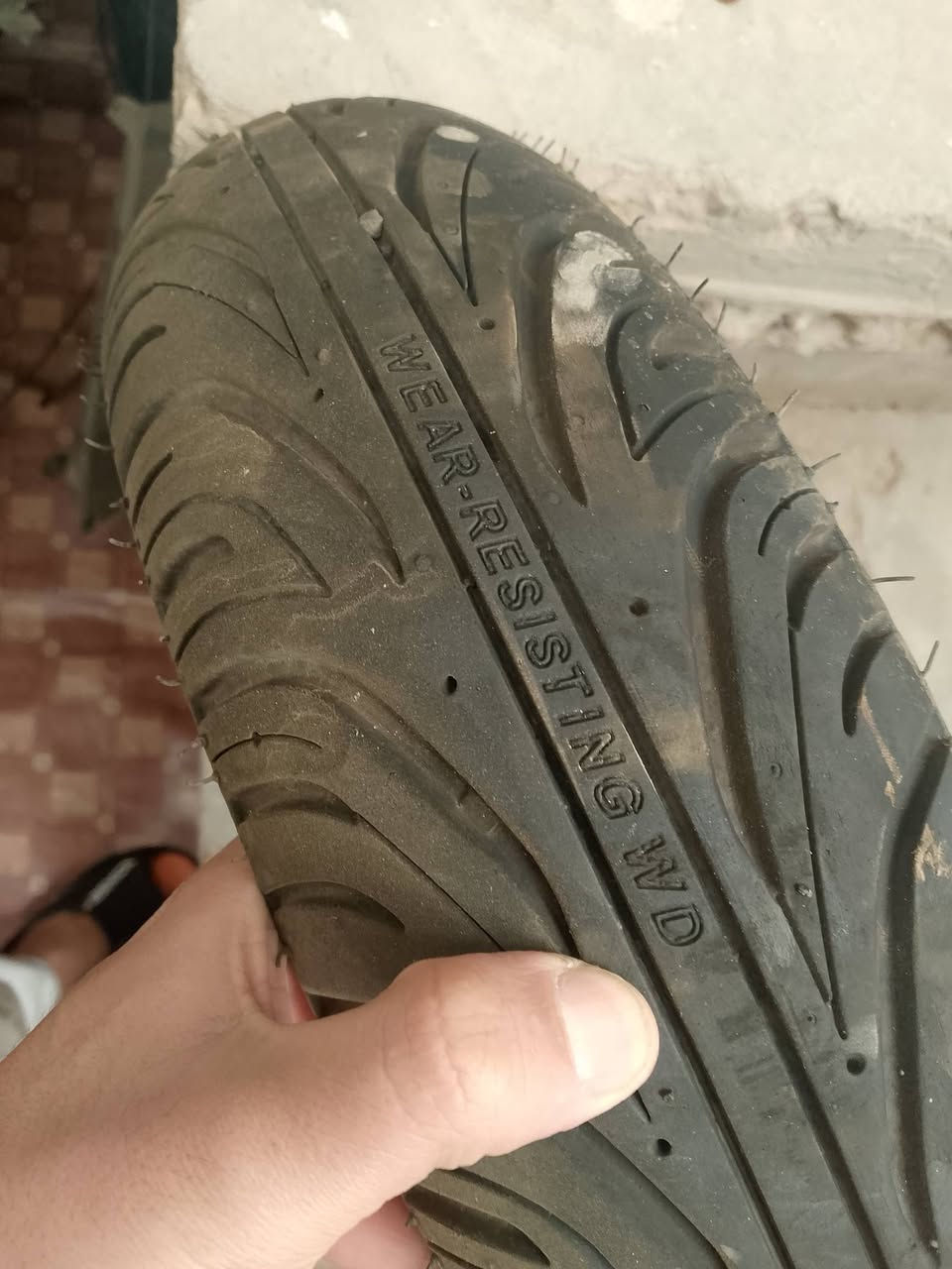 تاير سكنس خلفي مكفول رقمي بلادي سكنس***********توصيل موجود
