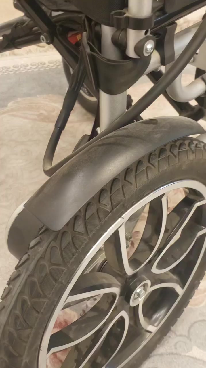 إذا تدورون على كرسي يجمع بين المتانة والشياكة، وما يتعبكم بالاستخدام اليومي، فهذا الكرسي إلكم. كرسي متحرك كهربائي من ماركة MK المعروفة، يعني جودة وأداء ما يغدر بيكم.
ليش هذا الكرسي يسوى؟
شغل ثكيل ومعدن صلب: الكرسي عليه شعار الأسد، وهذا معناه الهيكل مالته يتحمل أوزان وطرق صعبة وما يستهلك بسرعة.
سيطرة "بلمسة إصبع": بي جويستيك (يد تحكم) جداً حساسة وسلسة، تخليكم تتحكمون بالحركة والدوران حتى بالأماكن الضيقة بدون أي مجهود.
كعدة مريحة مالت ملوك: المساند والكرسي مبطنين بطريقة تريح الظهر والإيدين، حتى لو تظلون كاعدين عليه ساعات ما تحسون بتعب.
تصميم فخم: لونه أسود ملكي وي الفضي، شكله يملي العين ومرتب جداً.
بطارية ومحرك يعتمد عليهم: مصمم حتى يمشيكم مسافات ويخدمكم بدون ما يقطع بيكم بنص الطريق.
الحالة: الكرسي نظيف جداً، يعتبر "أخو الجديد" مستخدم كم مرة فقط، وشغله مية مية. البيع لغرض الانشغال وعدم التفرغ.
السعر: السعر مناسب جداً مقارنة بالماركة والنظافة، ومستحيل ينلكي بهيج سعر ونفس الجودة.
للاستفسار وتفاصيل أكثر:
راسلونا خاص أو اتصلوا على الرقم: ***********
المكان: بغداد
