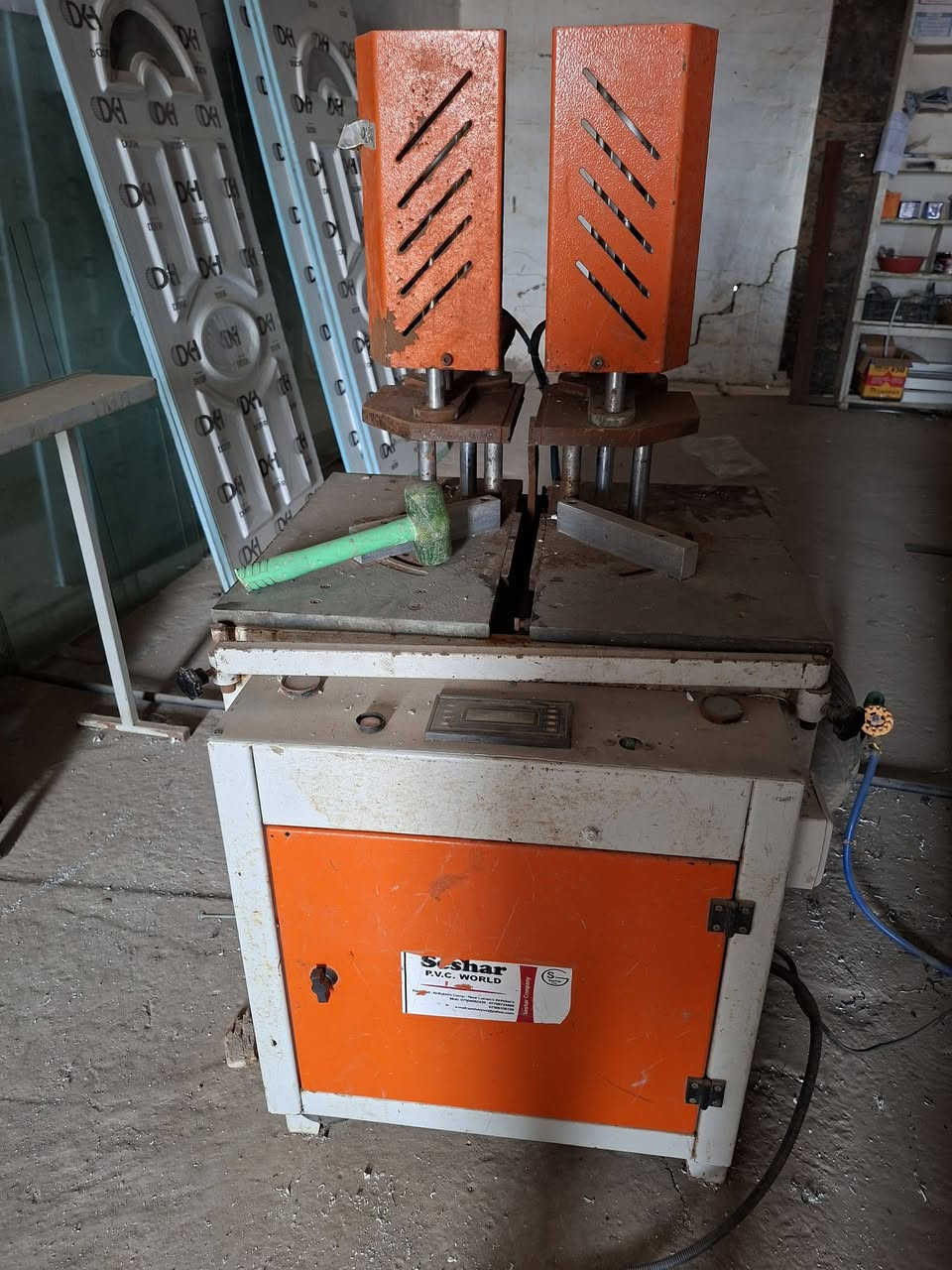 السلام عليكم  عندي معمل بلاستك  للبيع  شغل  نضيف مكان ديالى بعقوبه استفسار ***********
