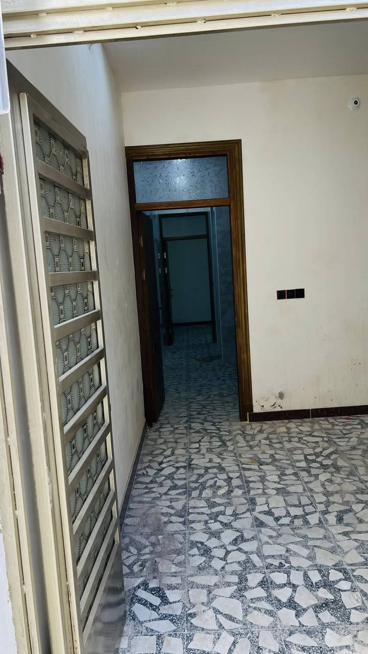 مشتمل. للبيع. مساحه. 75 متر.   بناء جديد وحديث.
غرفه نوم وصاله ومنور. واستقبال طابق واحد 

جاهز كل نقص مابي.تسليم مفتاح 
مغاسل 
خلاطات 
تانكي ماء.  
ماطور 
سخان 

حي النصر الشارع الاخير شارع الصوره قرب عياده سعد المضمد 
الاستفسار ***********
