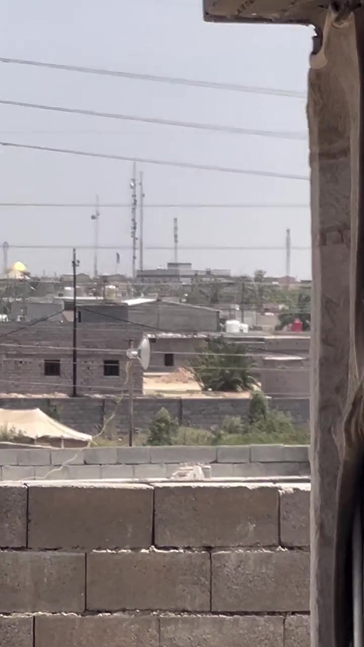 لسلام عليكم..
لعشاق المساحات الكبيرة والبناء الدرجة أولى، بيت للبيع مع دونم أرض (المساحة خارج مساحة البيت) في موقع مميز وهادئ.
📌 الموقع: البصرة - خور الزبير - قرب مخيم الحسن.
📜 السند: زراعي (عقد مجدد جاهز).
📐 مواصفات البيت:
• المساحة: 400 متر مربع.
• البناء: شغل درجة أولى (مسلح بالكامل، جسور، شرط نده ما يندي). ملاحظة: السطح غير مزفت وغير مشتكر.
🧱 التقسيم الداخلي:
• 3 غرف نوم + صالة + استقبال.
• ديوان كبير بطول 14 متر (غير كامل الهيكل).
💧 الخدمات والماء والكهرباء:
• الماء: إسالة شغال 24 ساعة بدون انقطاع (مجرور بايب أبو 4 إنج، وصونده من أبو 400، الماي يصب صب).
• الكهرباء: فول مستقرة وبدون مشاكل (شرط).
• الأمان: منظومة كاميرات مراقبة متكاملة (سيستم 6 كاميرات).
📞 للاستفسار والسعر والتواصل مع المالك مباشرة:
[***********]
