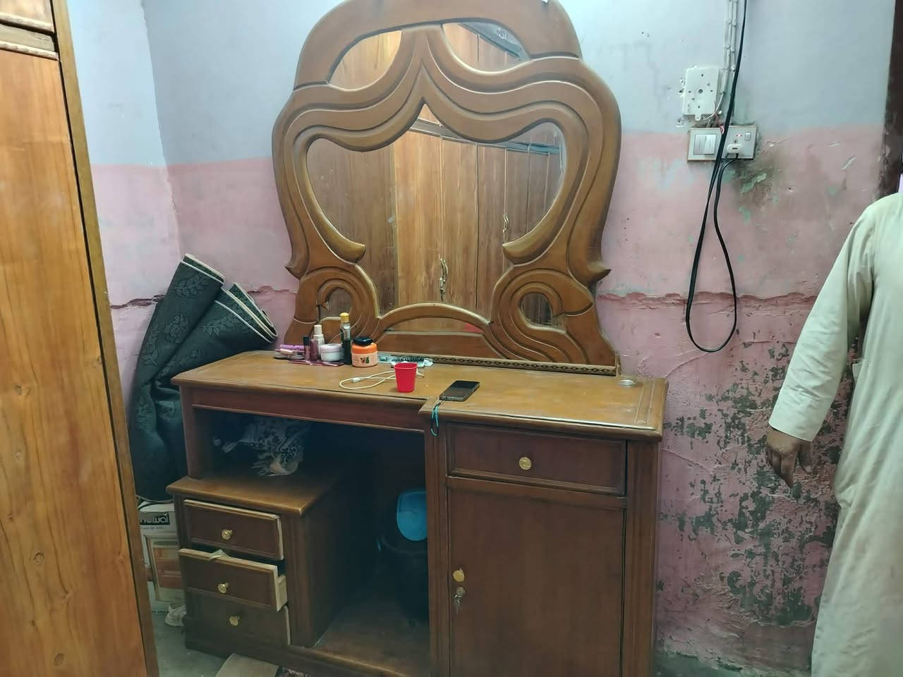 سلام عليكم غرفه نوم للبيع ب٦٥٠ وبيها مجال بسيط مكاني نجف حي العسكري اليريده يتصل ***********
