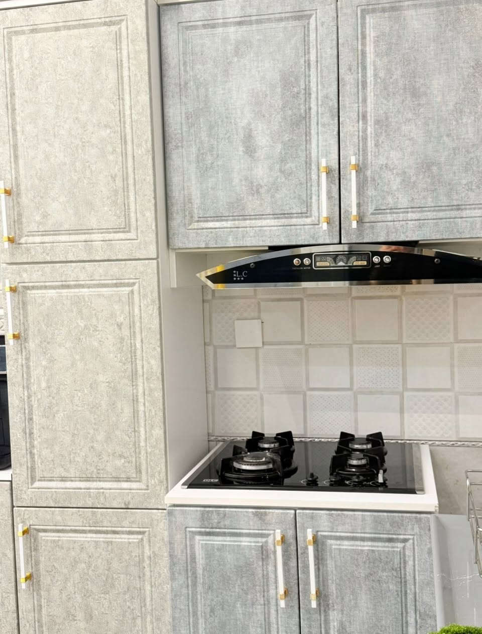 السلام عليكم من رخصة الادمن 
كاونترين للبيع جديدات نضافه 100‎%‎ استعمال كلش بسيط فصال اصلي 
الابيض كاونتر + سنك 460 الف 
الرصاصي كاونتر + سنك + ميز طباخ + كاونتر منفصل لساحبة 
500 الف 
فرن كهربائي جديد استعمال شهر فقط بـ 35 الف
دبة الغاز 40 الف 
جزامه 10 الااف دينار 
*********** للأتصال
