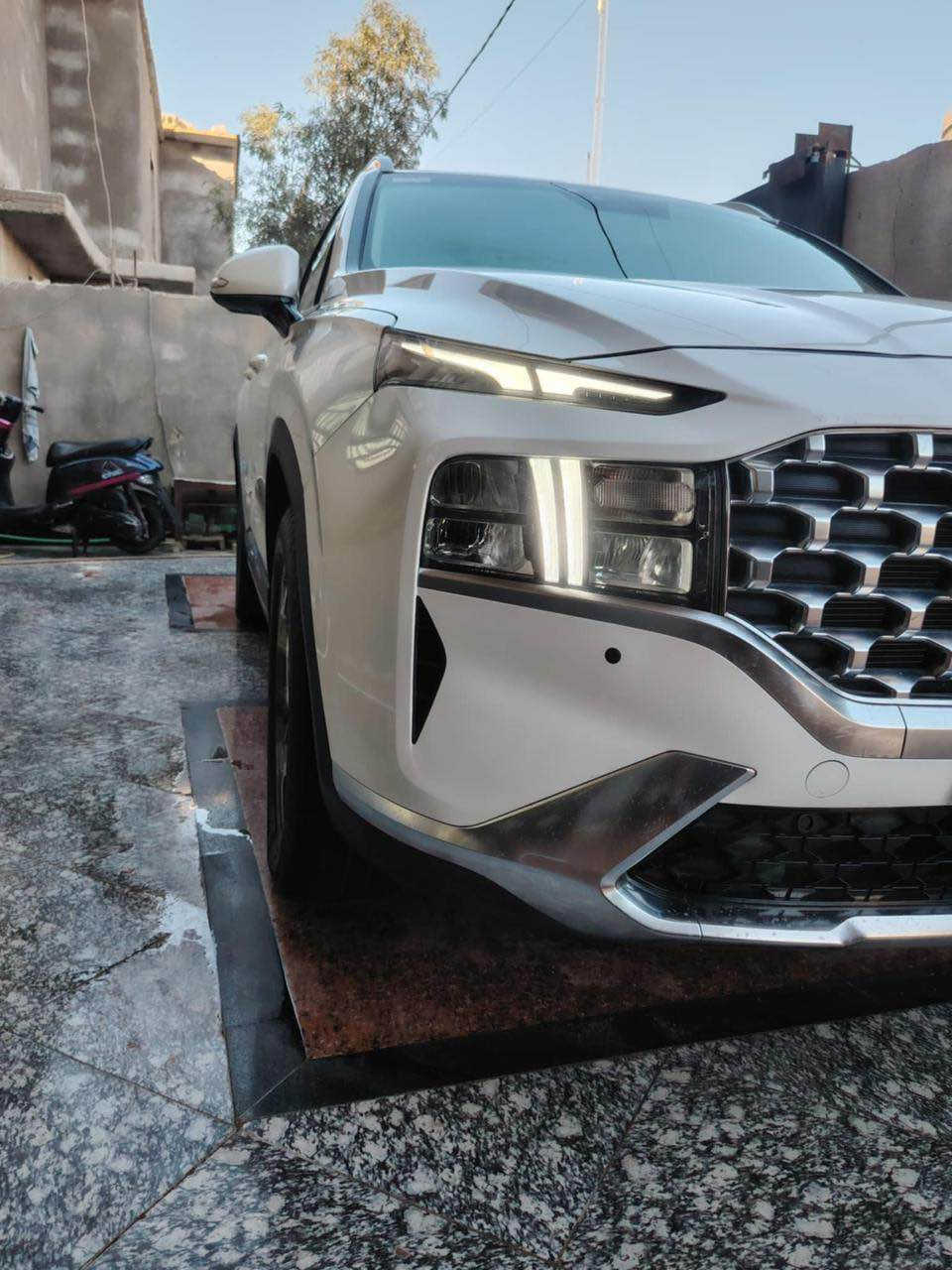 السلام عليكم ورحمة الله وبركاته 
هيونداي سنتافي 2024 خليجي فول مواصفات عدا الفتحة 
السيارة جديدة جديدة بمعنى الكلمة  وشكل جديد وبسعر جداً مناسب 
السيارة بأسمي رقم بغداد الجديد مشروع وطني احول وين ماتريد 
مواصفات السيارة 
حساس امامي وخلفي 
لد امامي وخلفي 
زراك لايت امامي وخلفي 
مكينة 6 سلندر كفالة عامة 
كير كفاله عامة 8 نمر 
ويلكب حجم 20 يجي بس بالفول 
عدد المقاعد 7 راكب 
تبريد 3 قطع ثلج ماشاءلله 
كشنات كهرباء 
كشنات دفئة وتبريد 
شحن واير لس 
شفتات ستيرن للسرعة 
تحكم ستيرن 
شاشة حجم كبير كار بلي 
دشبول لونين  يجي هم بس بالفول 
سايد بريك دكمة او كهربائي 
كير لمس 
تحكم تبريد بيانو لمس 
بردات خلفية 
السيارة بصمة ابواب وتشغيل عدد ٥ بصمات 
باب خلفي كهرباء وشفط
وبيها بعد هواي مواصفات  
السيارة جديدة بمعنى الكلمة ماخذينها زيرو ماشية 50km
وقابل للزيادة 
سعر السيارة 262 وبيها مجال للجناي 
علماً مستعجل على البيع 
سعرها جداً مناسب بنسبة لخواتها 
مكان السيارة البصرة ابي الخصيب 
واسئل الله يرزق الي ياخذها 
رقم الهاتف ***********
*********** البصرة, العراق
