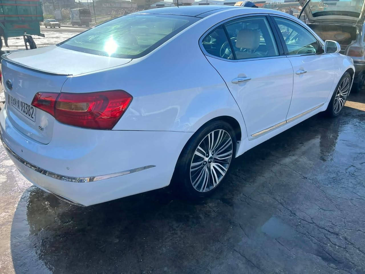 سيارة مال بيت 
السوك كل شي بيه والنظافة الها دور 
مواصفاتها : 
لمتد Vip ملكي 
بانوراما فتحتين 
محرك 3500 
ويل كب 17 
نظام ترحيب خارجي وداخلي ودشبول 
لد بلادي دشبول وابواب 
سستم بلادي انفينتي فول 12 سماعة وبلوتوث 6 اقراص 
بصمة 5 بصمات مع الصندوق 
تحكم ستيرن جهتين 
كروز سرعة قفل 
لايت عالي ناصي زنون 
اضائة داخلية تحت الاقدام بلادية 
تبريد قطعتين 
بردات خلفية بلادية وبرادات ابواب خلفية 
كشنات كهربائية امامية مع خزن ميموري وضع الجلوس
كشن السائق والستيرن نظام ترحيب عند الجلوس 
نظام ترحيب عند الترقب من السيارة 
اشارة بلمري 
شفط المري مع نزول المري عند الرجوع الى الخلف وضع الامان 
حساسات خلفية بلادية 
كامرة خلفية بلادية 
ضرر جاملق خلفي خلف السائق 
كير اوتماتيك مع كير عادي
بيع او مراوس 
السعر 125

 العنوان موصل حي العربي 
***********
