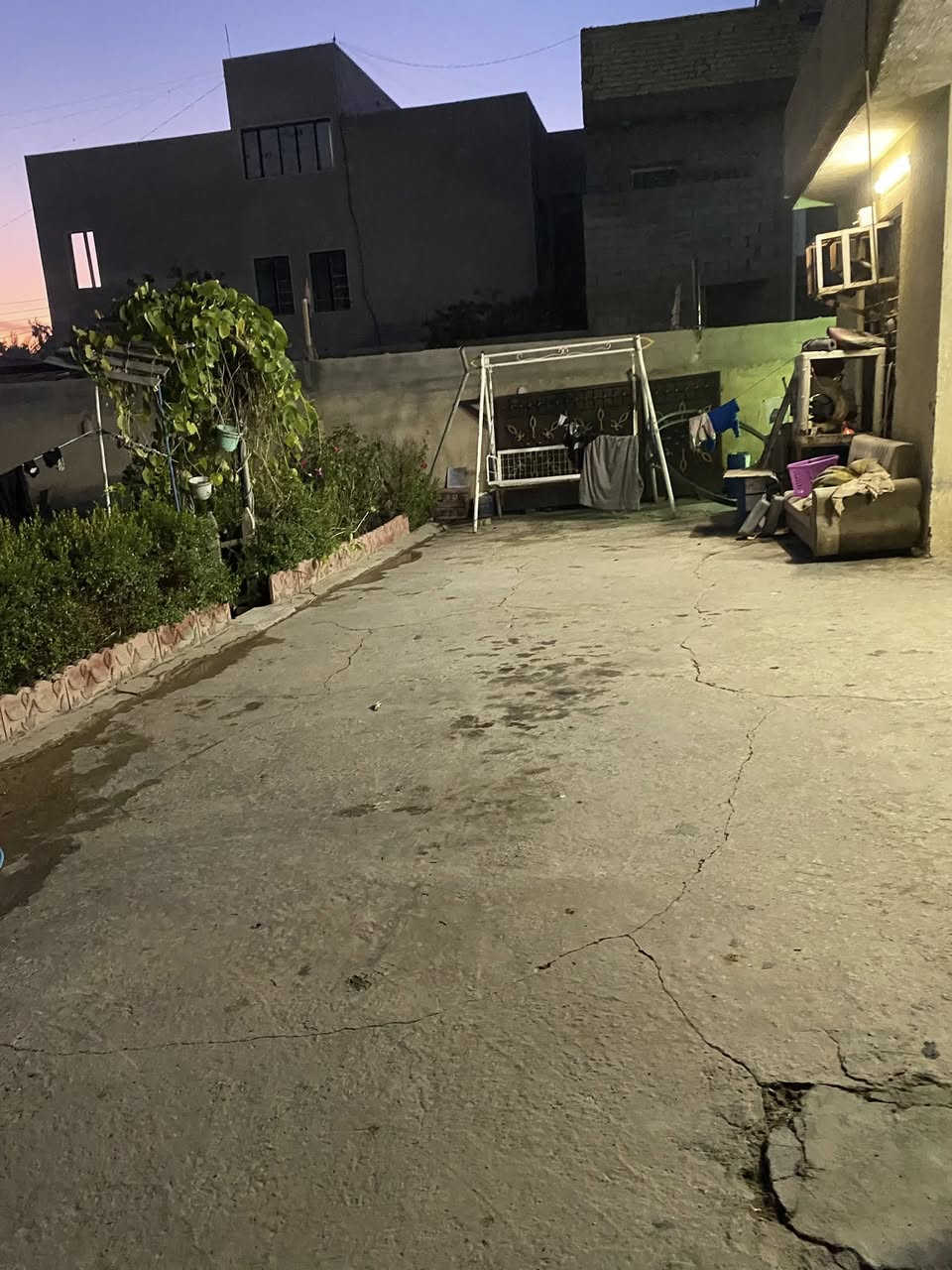 دار زراعي سند ٢٥ مساحة 540طابقين يتكون من ٥غرف نوم وصالتين كبيرة واستقبال وهول وكراجين وحديقه وحمامات داخلية وخارجية والبيت يطل على فرعين مسلح الأرضية كاشي والموقع خلف مطعم سمينه والاتصال على رقم الموبايل ***********
