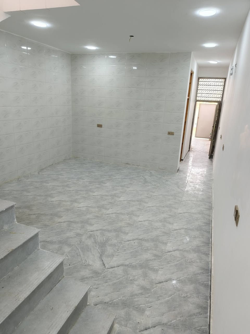 سلام عليكم بيت في حي الحكيم
نزله التمايمه قريب على الشارع العام مساحه 100 متر 
الوجه ٥ والنزال ٢٠ البيت مرقم بلديه بناء ٢٠٢٥
عرض الشارع ٢٠ يحتوي البيت على غرفه وصاله ومطبخ واستقبال ومجموعه صحيات داخليه وخارجيه للاستفسار
اتصال على الرقم ***********
