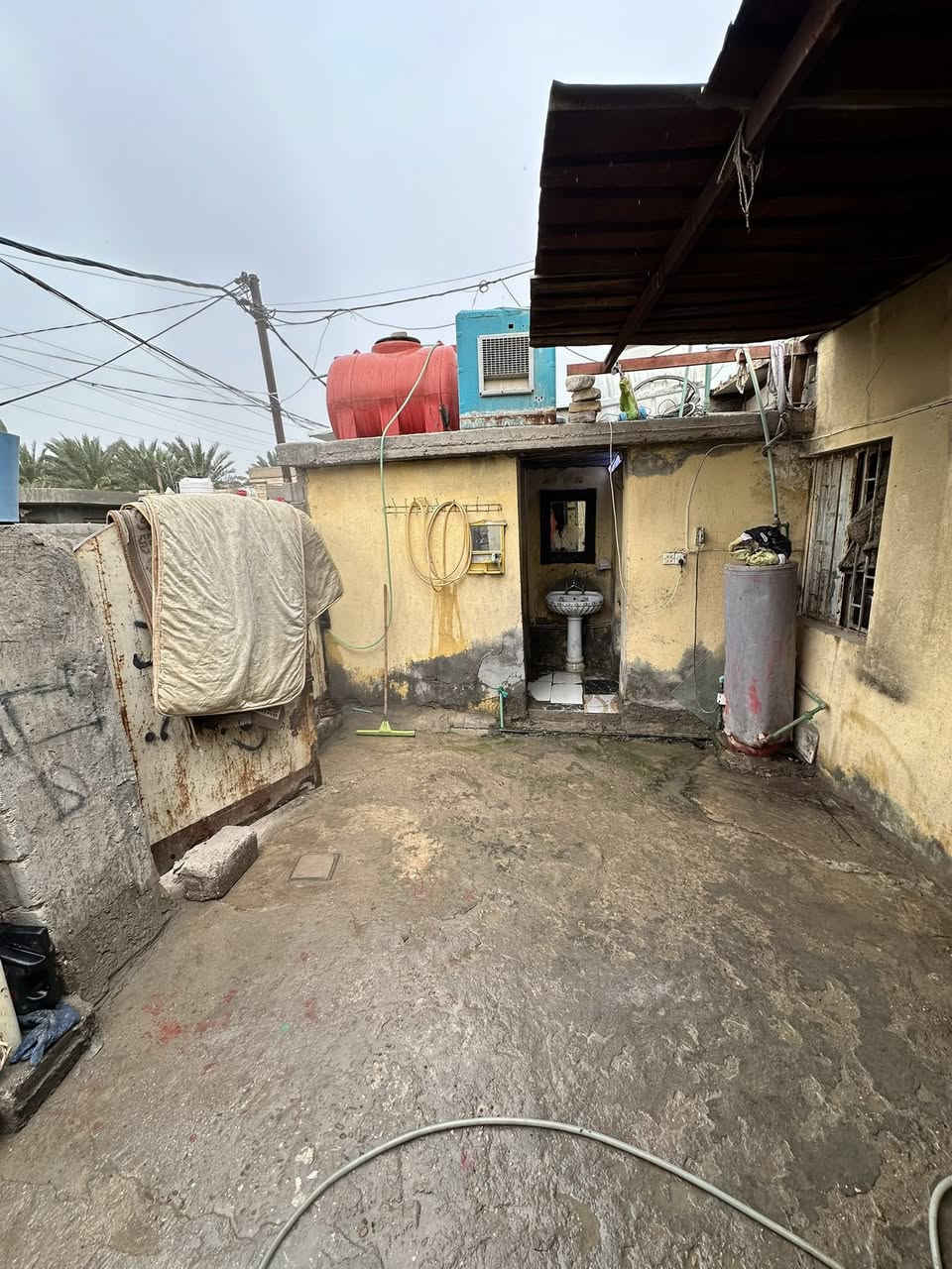 سلام عليكم دار للبيع مساحه ١٥٠م البيت اصلاح زراعي سند ١٧ المكان بابل الحله حي العسكري شارع ٨٠ السعر ٢٠وبي مجال شي قليل الاتصال ع رقم ***********
