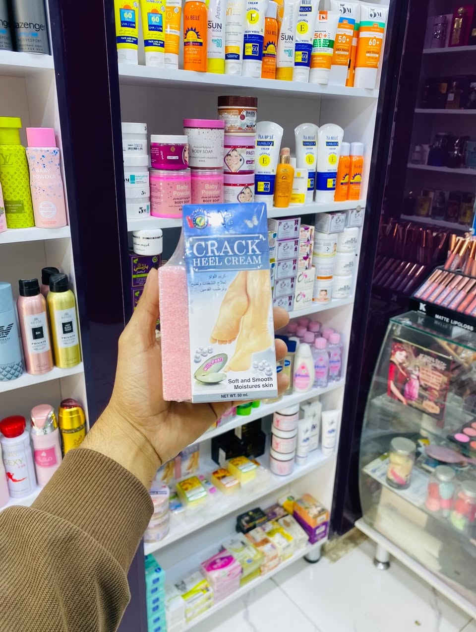 كريم لعلاج تشققات القدم (363)

كريم اللؤلؤ
العلاج التشققات وتفتيح وترطيب القدمين

كريم وأي سي الجديد لرعاية القدمين مستخلص C من خلاصة اللؤلؤ والأعشاب الطبيعية يساعد على ترطيب ورعاية القدم ويعمل على ازالة الخشونة والتشققات والخلايا الميته .

ويعطى حافة القدم مرونة وطراوة

طريقة الاستعمال: تغسل القدم بالماء الساخن ثم يوضع الكريم .
على التشققات ويترك إلى اليوم الثانيي

ويفرك بالحجر ثم يوضع الكريم يفضل أن يستعمل الكريم مرتين في اليوم هدية مجانية الحجر البركاني الطبيعي

للاحجز داياركت -واتساب ***********📞

   📍بابل-الحصوه-خلف مرطبات التفاحة-شارع الاول -كوزمتك الزهور✅

  توصيل يتوفر الحصوه🚛 - محافظات🚛
#عناية_بالأقدام #كوزمتك #إكسبلور
