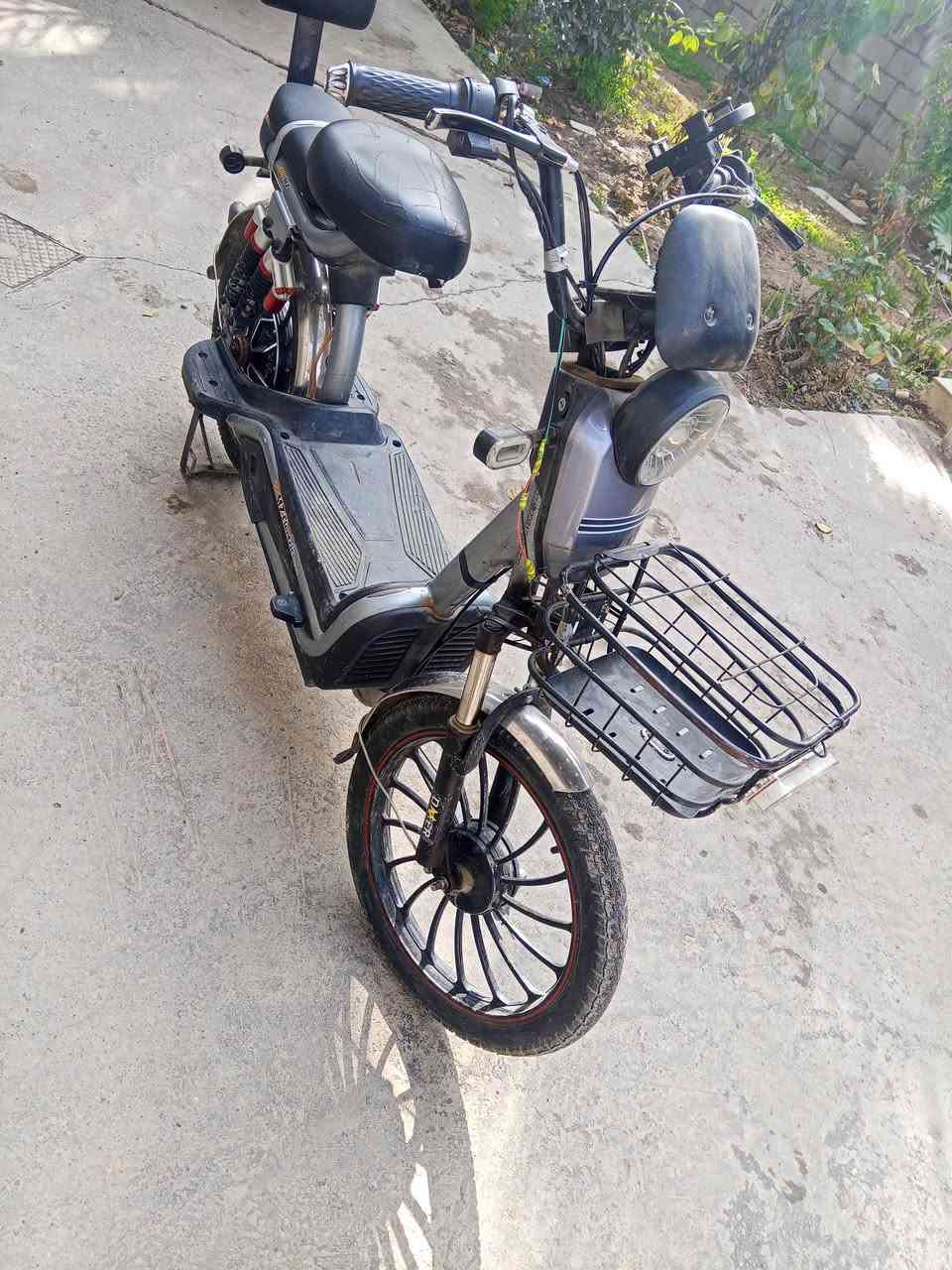 السلام عليكم دراجة شحم نضيفة حيل بطاريات جدد بس وحدة ضعيفة سعر 275مكان عبايجي ***********
