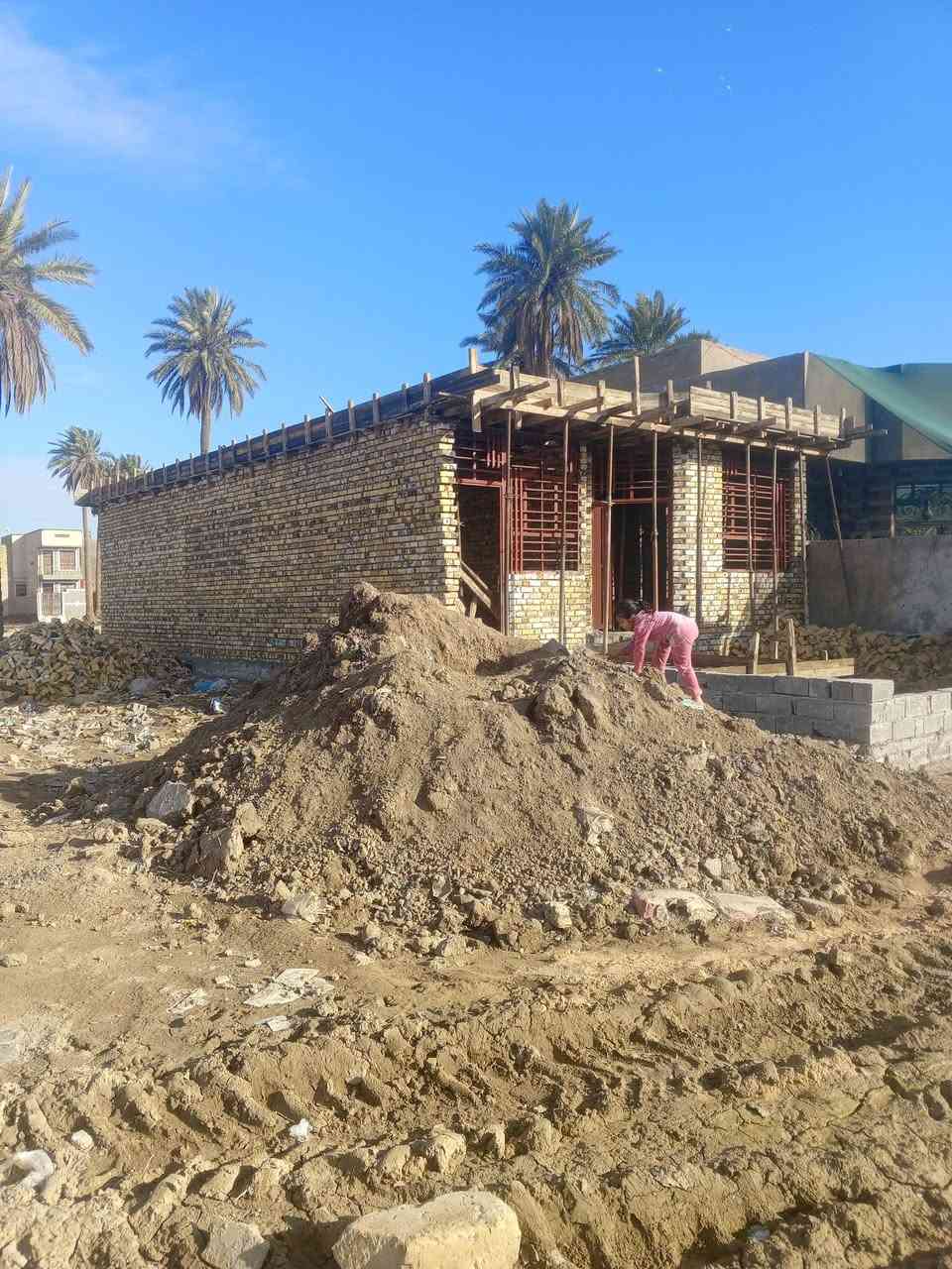 السلام عليكم هيكل للبيع طابوزراعي سند 25   *********** تحول مباشر السعر 45 ابو خستاوي فرع ابو دلاال  المساحه 160متربي غرفتين نوم وكلدور وستقبال ومطبخ وصحيات عرض الشرع 12متر
