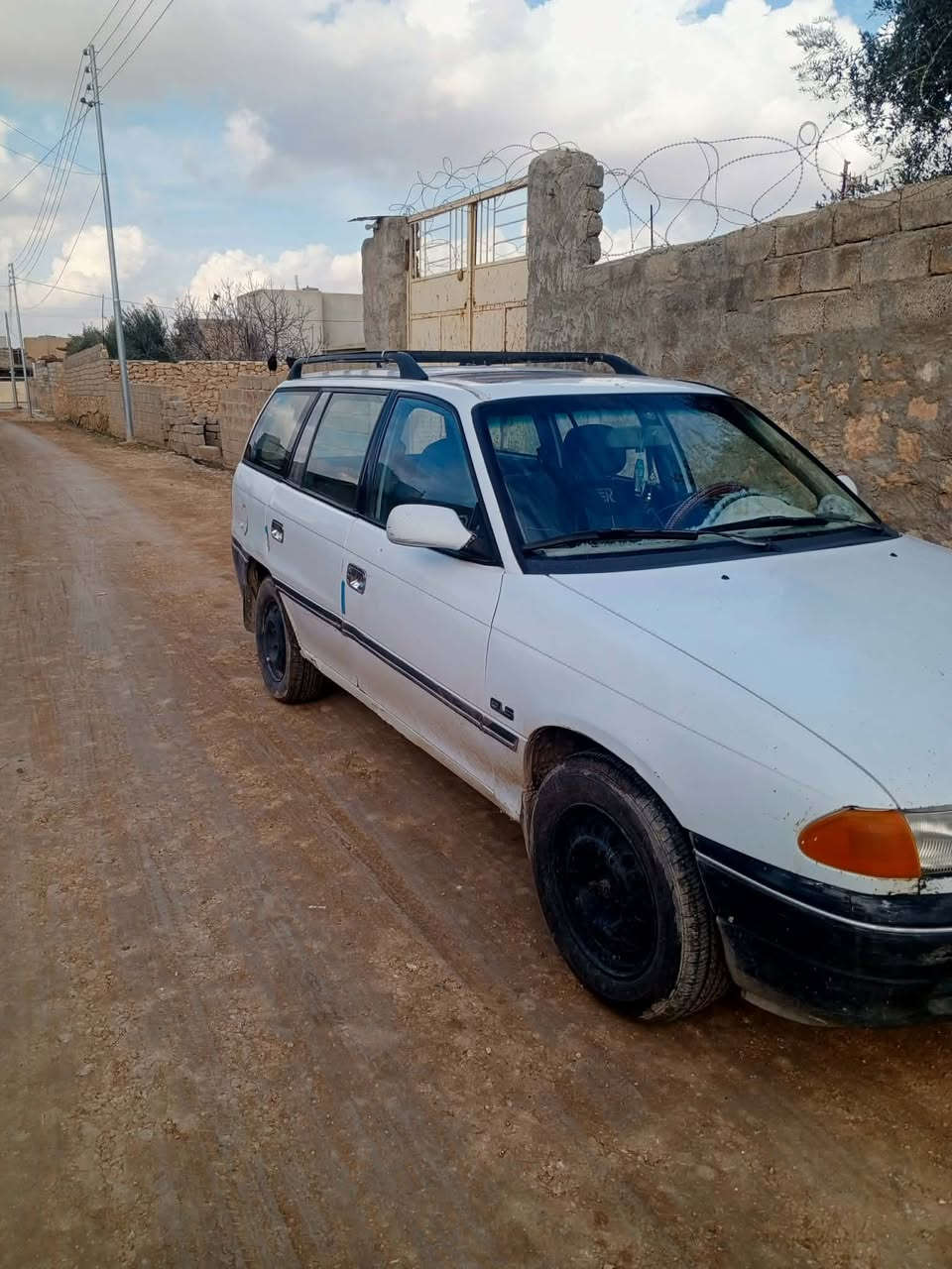 سياره للبيع استاره والباقي استفسار خابر على رقم ***********
