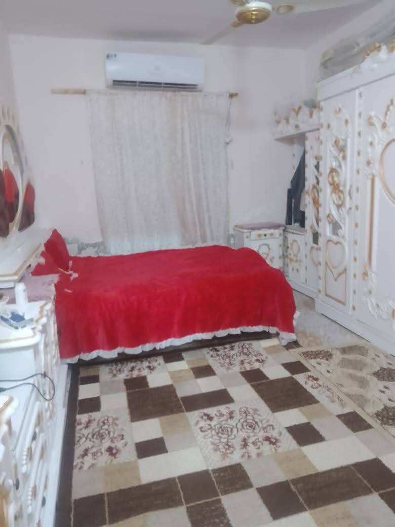 السلام عليكم بيت للبيع المساحه 300غرفتين نوم +مطبخ+صاله +ديوانيه +هول+كراج +صحيات المكان الفضيلة قرب مدرسة شهيد حسن شحاته السعر 47وبيه مجال ***********
