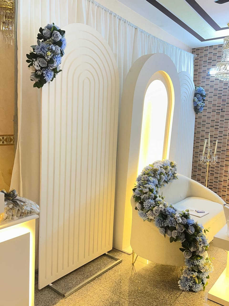 كوشة. خشب لون ابيض.  للبيع 
الخشب فقط 
تحتوي على 3 اقواس خلفية 
ارتفاع البورد.  1.90 cm
طبلة وسطية 
3 ميز مهر 
القطع جديدة ونظيفة 
 التواصل  
واتساب ***********
