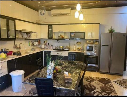 السلام عليكم يوجد بيت كامل للايجار   مساحته ٣٠٠ متر يتكون من خمس غرف جديده مع صحيات عدد ٢ وصالتين كبيرات البيت يتكون من طابقين 
الموقع البصره الطويسه  قربب على الشارع العام 
للايجار فقط شركه او مكتب للاستفسار الاتصال على ‭
‭ ٠٧٨٩ ٠٣٤ ٩٢٧٨‬ ‭
