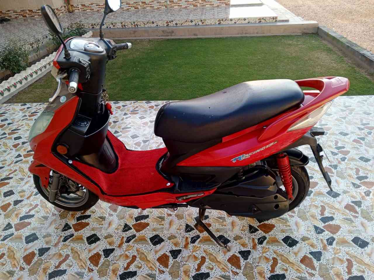 يا الله دراجه كايمكو للبيع امسجل رقم وسنويه لوحات انكليزي دراجة مال رمبه ربع ماتحط عليه السعر مليون 150وبي مجال للشراي ولمو شراي لا يعلق ويكسر بحلال العالم مكاني الرمادي هذه رقمي للتواصل ***********متواجد عل خاص
