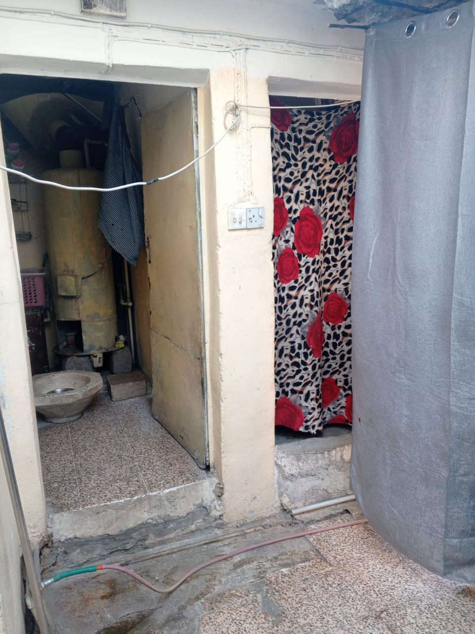 السلام عليكم دار للبيع مساحه 60 متر  الوجه 7 سند ملك صرف
الموقع حي الكرامه قرب مدرسة جابر ابن حيان 
السعر 42 
***********
