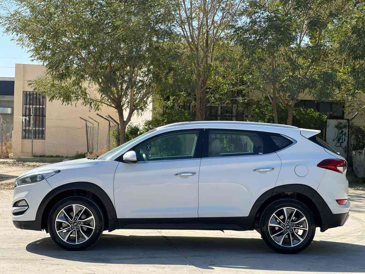 سلام عليكوم توكسان رقم بغداد بسمي  موديل ٢٠١٨ كوري اصلي بيه صبغ ٤ قطع وسقف امبدل بدون كص جافيه علا صفحه ومعمر مجموع صبغ ٥ قطع اني ابيع عام عام  سعر ١٢٢ وبيه مجال قليل  مكان سياره كركوك ***********
