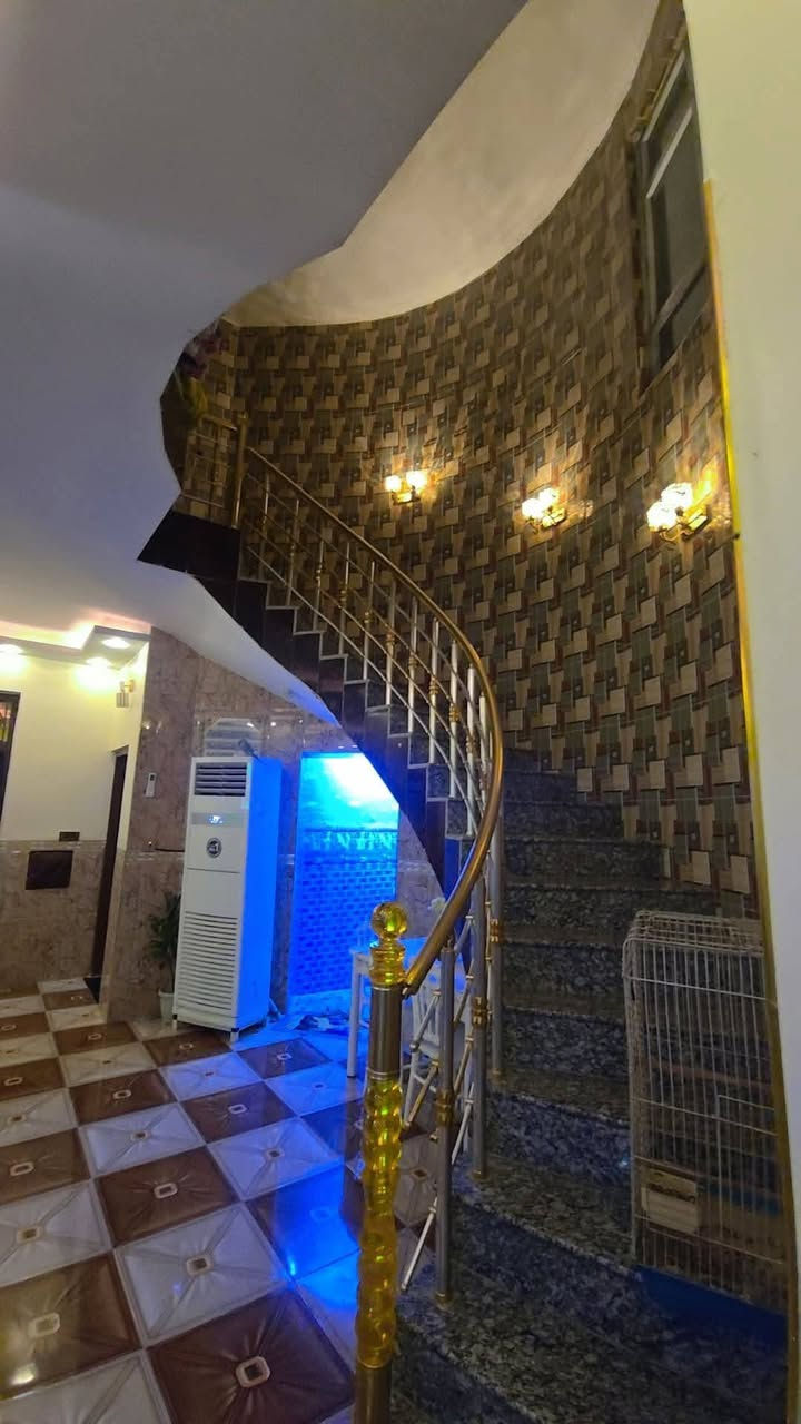 دار للبيع [ رقم قطعه ومقاطعه] 

معامله تمليك كامله 

فرصة ذهبية لامتلاك منزل يجمع بين الموقع الحيوي والتصميم المتكامل، يقع في أجمل مناطق بلد - الجمعية الثالثة، مباشرة على حولي السايدين (مجاور أسواق ماما اشتريلي)، مما يجعله من أكثر المواقع حيوية وسهولة في الوصول.

بناء طابوق 

📍  المساحة: 285 

المميزة: موقع استراتيجي جداً وقريب من كافة الخدمات التجارية والسكنية.

🧱 تفاصيل الطابق الأول:

الاستقبال: مساحة واسعة لاستقبال الضيوف.

المطبخ: نظام (حار / بارد) بتصميم عصري.

النوم: غرفتان نوم مع منور لضمان التهوية والإضاءة الطبيعية.

: صالة كبيرة + مجمع صحيات متكامل.

الخارجي: حديقة كبيرة + طرمة واسعة + حديقة مجاورة متصلة بالبيت تضيف خصوصية ومساحة خضراء إضافية.

💤 تفاصيل الطابق الثاني:

الجناح الخاص: غرفة نوم بنظام "سويت" (مجمع صحيات داخلي).

الصالة: صالة كبيرة إضافية تصلح كغرفة معيشة ثانية.

الأسطح: يحتوي البيت على سطحيْن:

سطح أول مهيأ تماماً لبناء غرفة إضافية مستقبلاً.

سطح ثاني بمساحة كبيرة.

البيت ليس مجرد سكن، بل هو استثمار ناجح بفضل موقعه على الحولي ومساحاته المفتوحة (الحدائق) التي نادراً ما تجدها في هكذا مواقع 

📞 للتواصل والاستفسار:

[***********]
