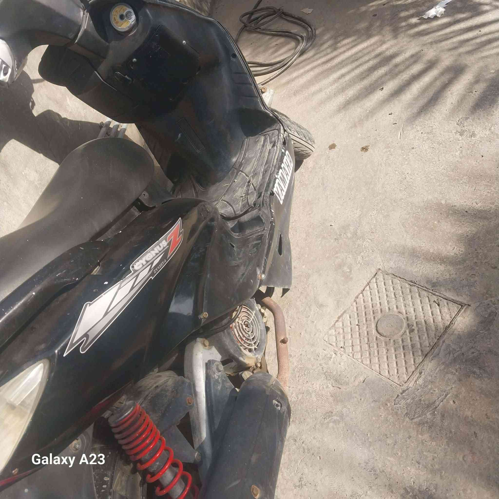 السلام عليكم دراجة سكنس للبيع كهربائيات كاملة لايت عالي ناصي اشاير كلهة شغالة دراجة كلشي بيها بلادي سلف وباتري جديد هندر شغال تايرات 2جدد عداد سرعة وعدادبانزين يشتغلن السعر 325قفل مكاني بغدادالتاجي ***********
