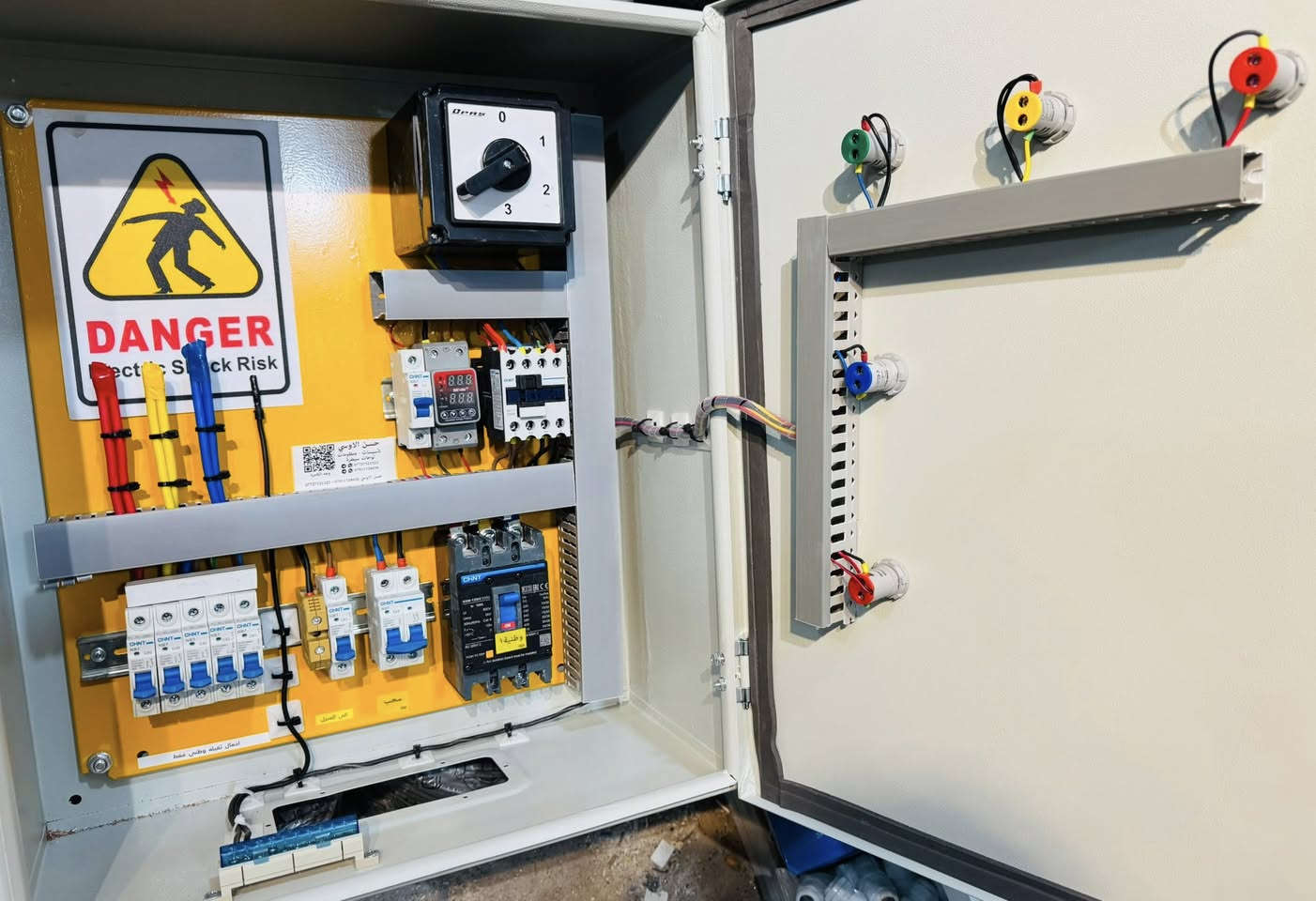 بورد رقم A 260

تحية طيبه لكم جميعا🌺
بورد منزل بسيط تحويل وطني مولد مع سلكتر تحويل فيزات وحمايه من ارتفاع وانخفاض الفولتيه للخط الوطني.

وتساب📞***********📞📲
