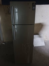 ثلاجة للبيع شغالة نضيفة اي مشكله مابيه07782482756