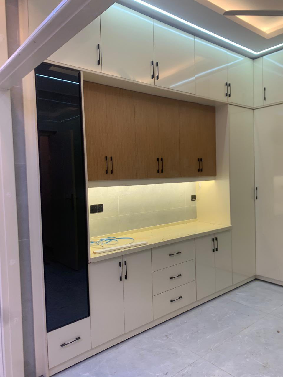 مطابخ خشب و المنیوم
واجه mdf 300
واجه hdf350
واجه balon400
علا مرمر صناعي 
إذا كوارتز ينظاف ٥٠ علا متر 
استندر ارتفاع ٢٥٠ 
إذا اكثر من ٢٥٠ ارتفاع ينظاف ٤٠٪؜ علا قياس يعني مثلا إذا كل قياس ١٠ ايصير ١٤ 
شباك ينقص ١٠٠ الف 
و إذا في دنگه مال مايكرو ينظاف نص متر 
و إذا زاويه L او ركن طويل ينظاف متر واحد 
المنيوم هيكل او خشب نفس شي بلنسبه للخشب بس مقطع سينك نشتغله pvc
0777 161 9654
