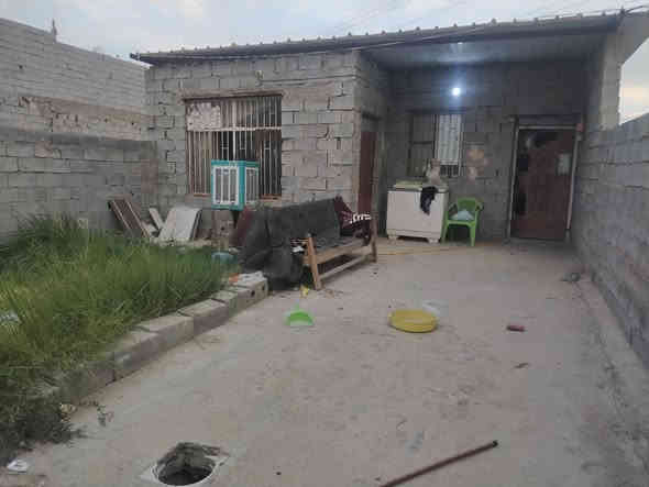 للبيع بيت زراعي سند ٣٥على شارع 40  مباشرتا مقابيل قاعة الحسين والعباس قرب بنات الحسن مساحة 250م واجهة10م نزال24 البيت مسجل بالبلدية وبي وصل من البلديه  السعر 32وبي مجال 
للتواصل. *********** المحمودية حي العسكري
