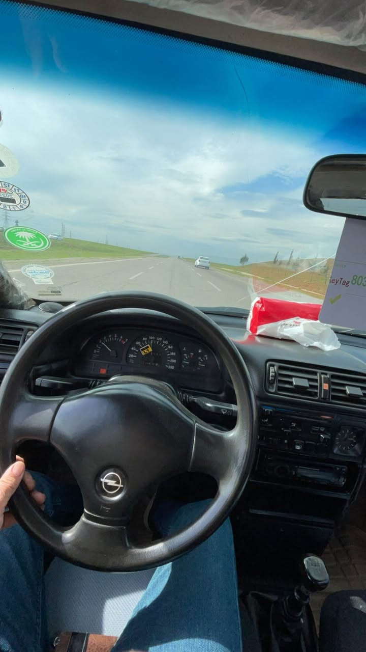 وبل فكتره موديل 1992 محرك 18 كيره عادي سياره بسمي  كابون بانزين بي شرت وكالا تحويل صبوخ عام جمالي بدون دواخل مكان سياره موسل برتلا سعر 38 مجال *********** زين*********** دهوك, العراق
