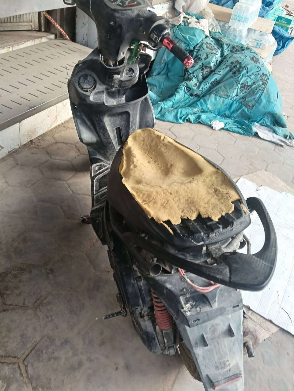 سلام عليكم دراجه ماكس مضلع مال حجز دراجه عله وضع البلاد ما بدل بيه ايشي ولا مفتوحه الكفرات ول اشاير نصهن موجودات الدراجه نضيفه وعوزه غسل وترتيب اشاير عله كلوبات جيبله  دراجه هندر سلف تشتغل بس الباتري كاعد نص هندر تشتغل سعر 450وبيه مجال حك جيه هاذه رقم بي وتساب ***********  العنوان ناصريه مركز
