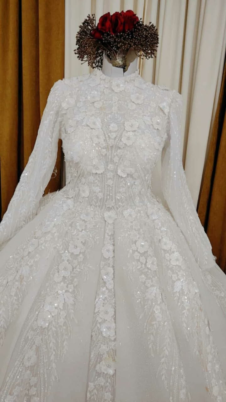 بدلة عرسي من تصميم احمد البديري شغل هاند ميد ثكيله تلبس من 36 لل40 مال بنيه ضعيفه حد وزن 60 ب150 الف متوفر توصيل بغداد والمحافظات 

***********
